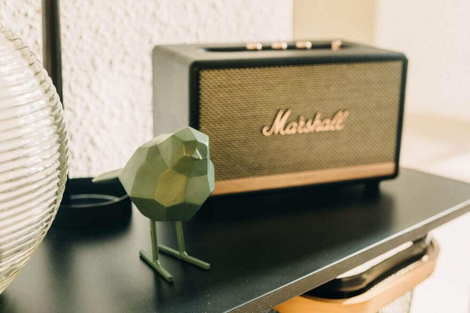 Ein stilvolles Detail: Der ikonische Marshall-Lautsprecher sorgt für satten Sound, während die geometrische Vogelfigur einen Hauch von Designkunst ins Ambiente bringt. Perfekt für Musikliebhaber, die Stil und Klangqualität gleichermaßen schätzen.