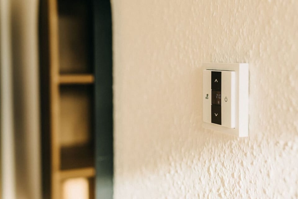 Das moderne Wandthermostat ermöglicht eine einfache Temperaturregelung für maximalen Komfort. Dank des Eco-Modus kannst du energiesparend heizen, während das stilvolle Design sich nahtlos in die minimalistische Ästhetik des Apartments einfügt.