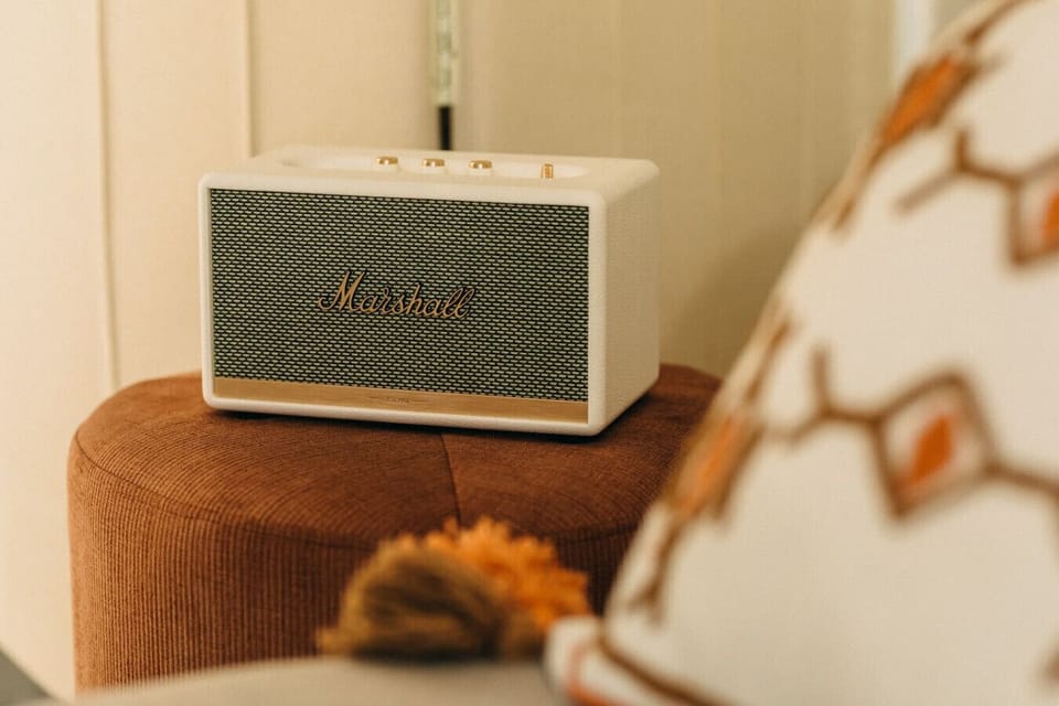 Musik trifft auf Design – dieser stilvolle Marshall-Speaker sorgt für den perfekten Sound in deiner Wohlfühloase. Ob sanfte Jazzklänge am Morgen oder entspannte Beats am Abend, hier wird jede Stimmung akustisch untermalt.