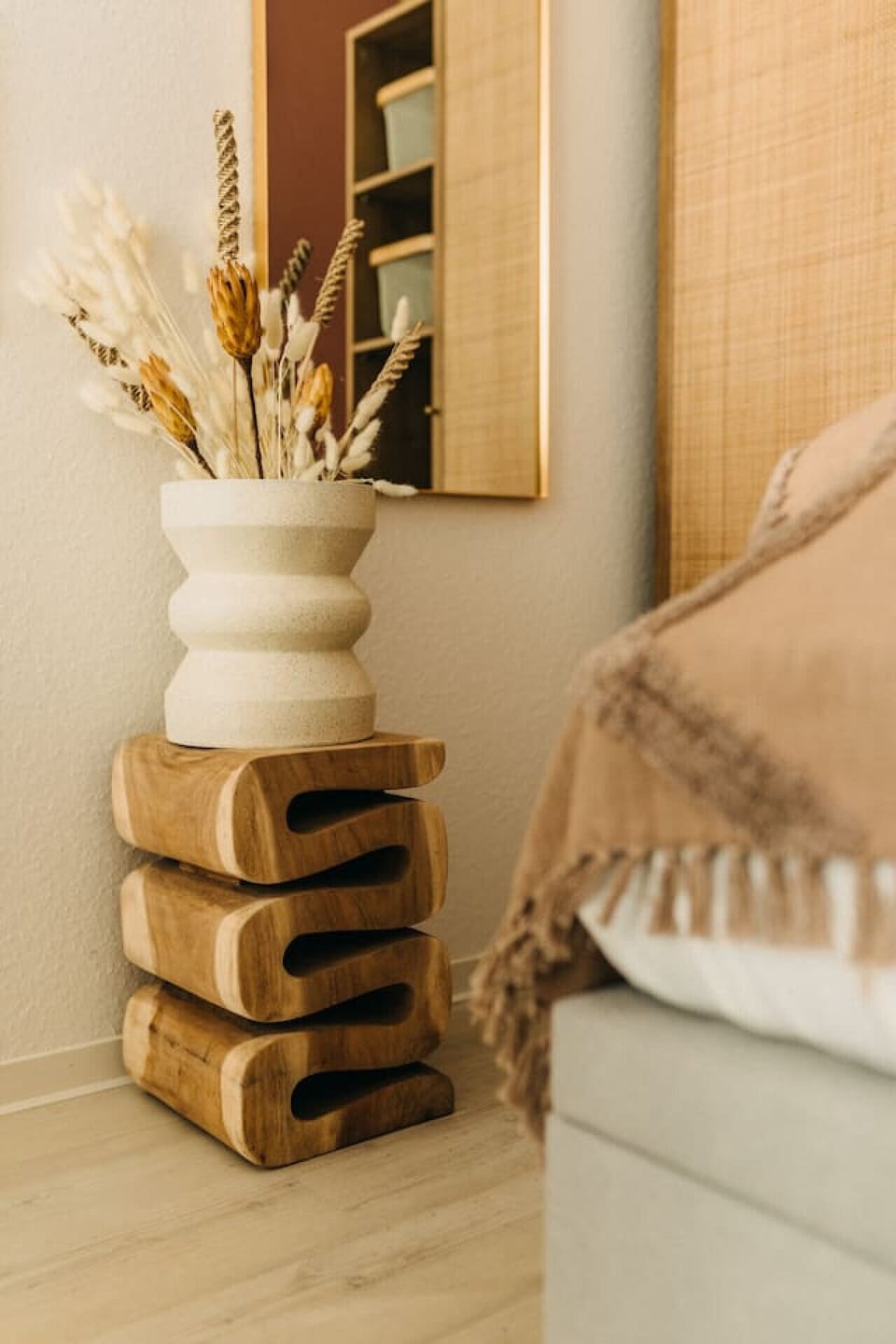 Natürliche Eleganz trifft auf modernes Design – handgefertigte Holzelemente, warme Erdtöne und getrocknete Blumen verleihen dem Raum eine harmonische, beruhigende Atmosphäre. Ein kleines Detail, das große Wirkung entfaltet.