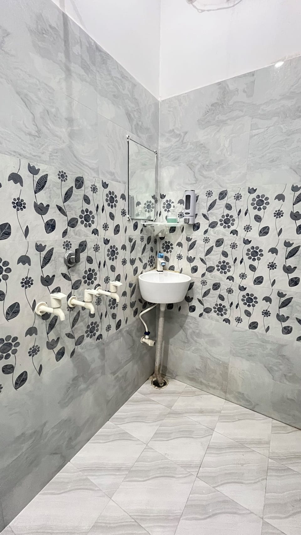 Deluxe Double Room, Balcony | Bathroom | Shower, free toiletries, towels, soap