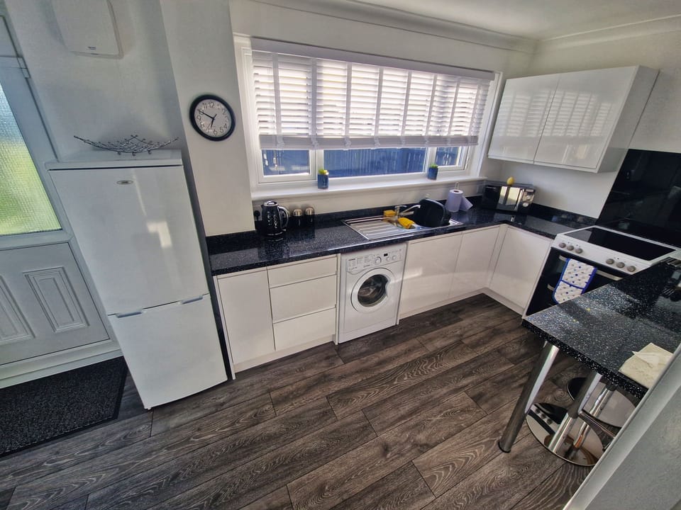 House | Private kitchen | Fridge, microwave, oven, stovetop