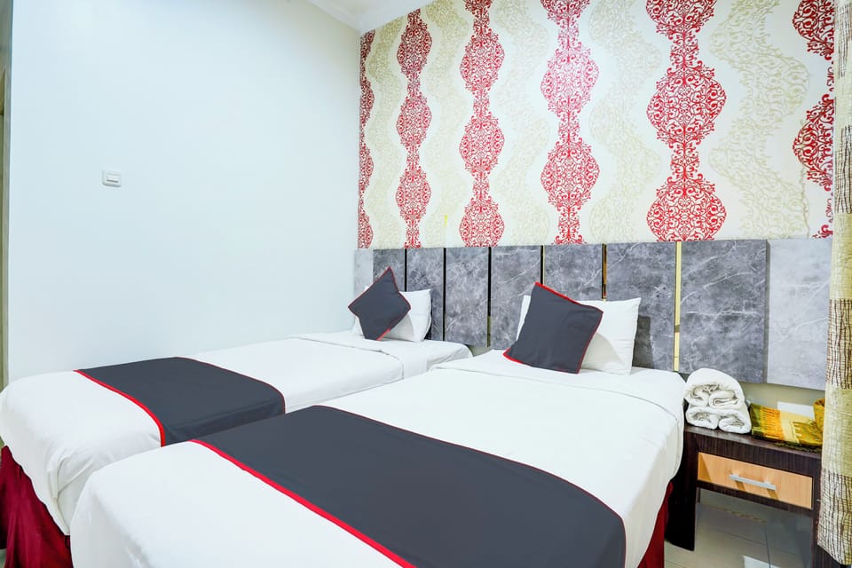 Deluxe Twin Room | Iron/ironing board, bed sheets