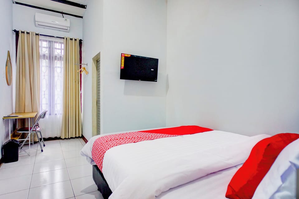 Standard Double Room | Desk, bed sheets