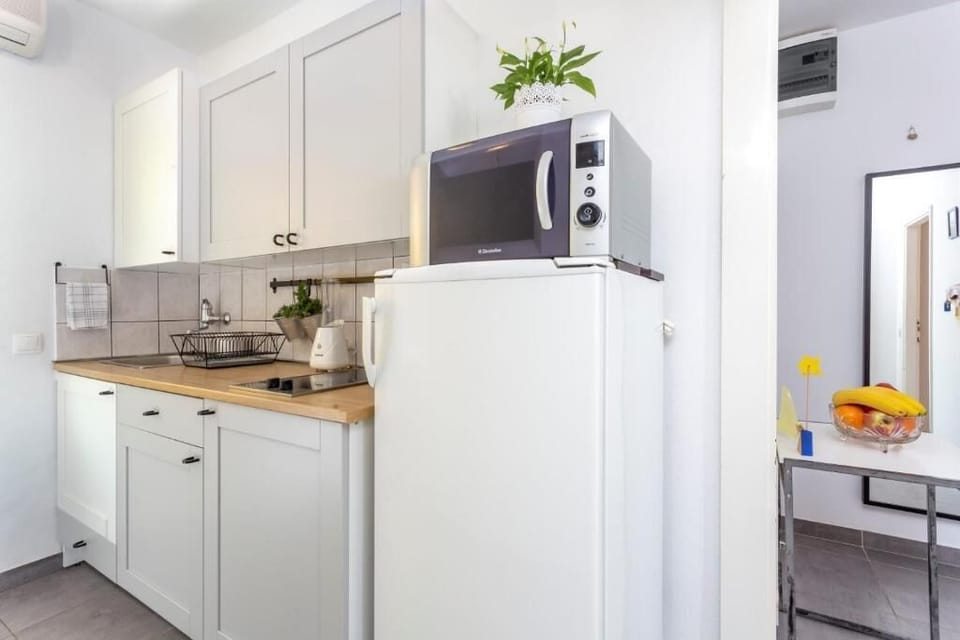 Apartment, Balcony, Partial Sea View | Private kitchen | Fridge, oven, stovetop, dishwasher