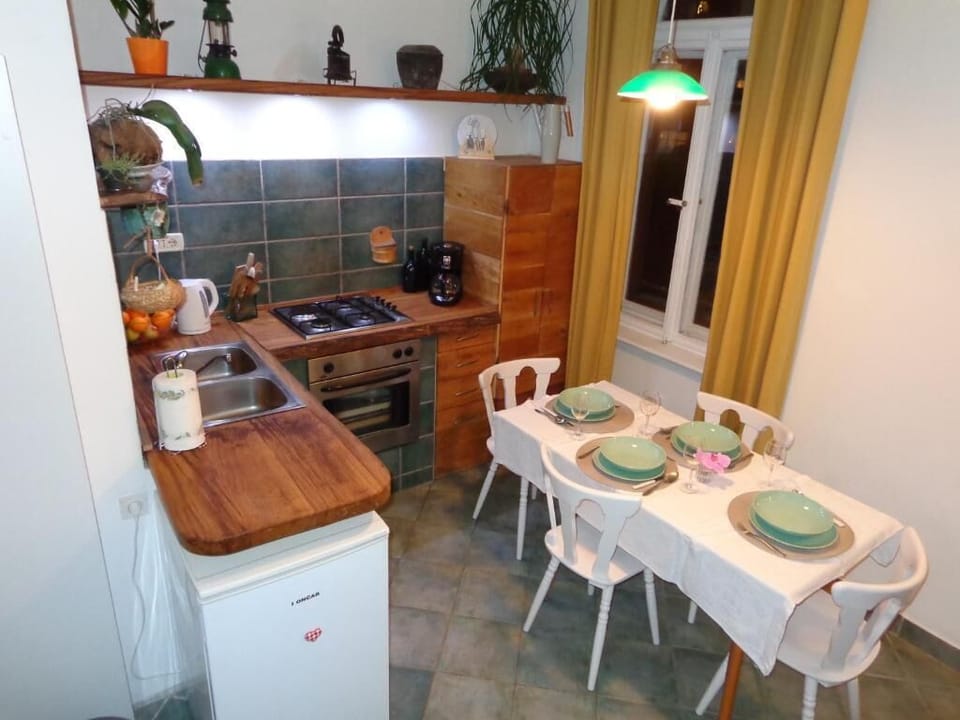 Apartment, Park View | Private kitchen | Fridge, oven, stovetop, cookware/dishes/utensils
