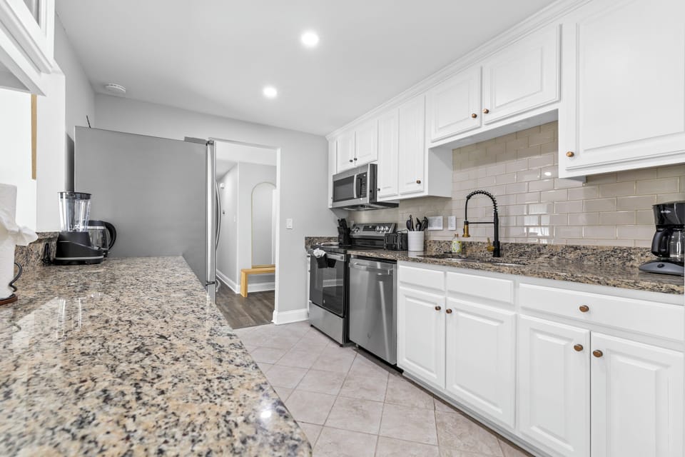 Family House, 3 Bedrooms, Non Smoking | Private kitchen | Fridge, microwave, oven, stovetop