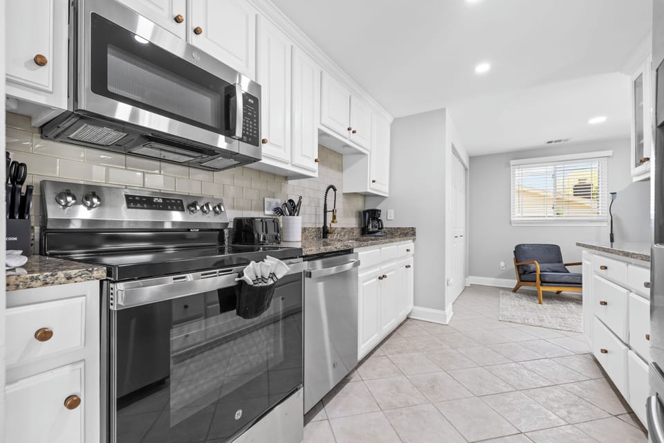 Family House, 3 Bedrooms, Non Smoking | Private kitchen | Fridge, microwave, oven, stovetop