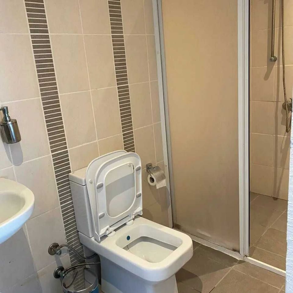 Standard Studio Suite, Partial Sea View, Beachfront | Bathroom | Shower, hair dryer, towels, soap