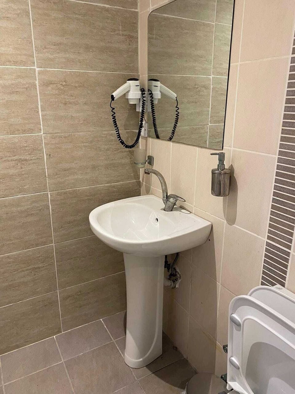 Standard Studio Suite, Partial Sea View, Beachfront | Bathroom | Shower, hair dryer, towels, soap