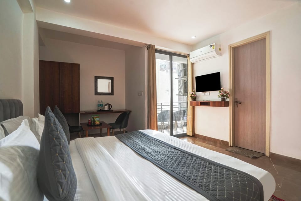 Deluxe Double Room | Blackout drapes, iron/ironing board, free WiFi