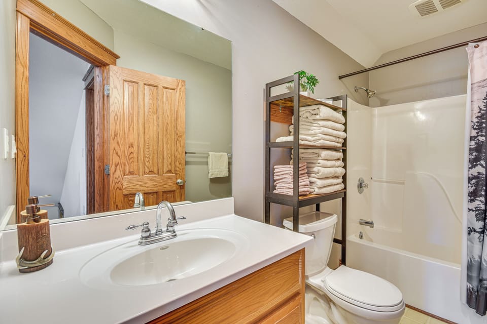 Pond Access & Fishing: 'cedar Lodge' in Versailles Cottage in Missouri