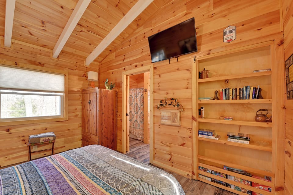 Plum Crazy: Frenchburg Cabin on 1 Acre Cottage in Kentucky