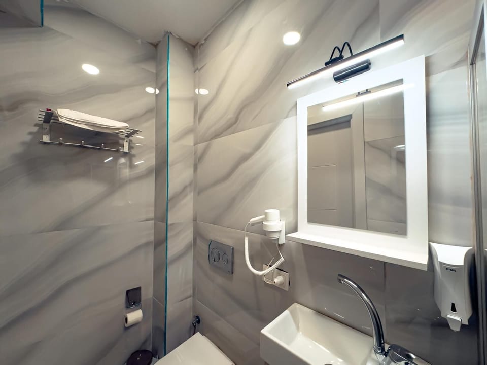 Junior Suit | Bathroom | Shower, free toiletries, hair dryer, towels