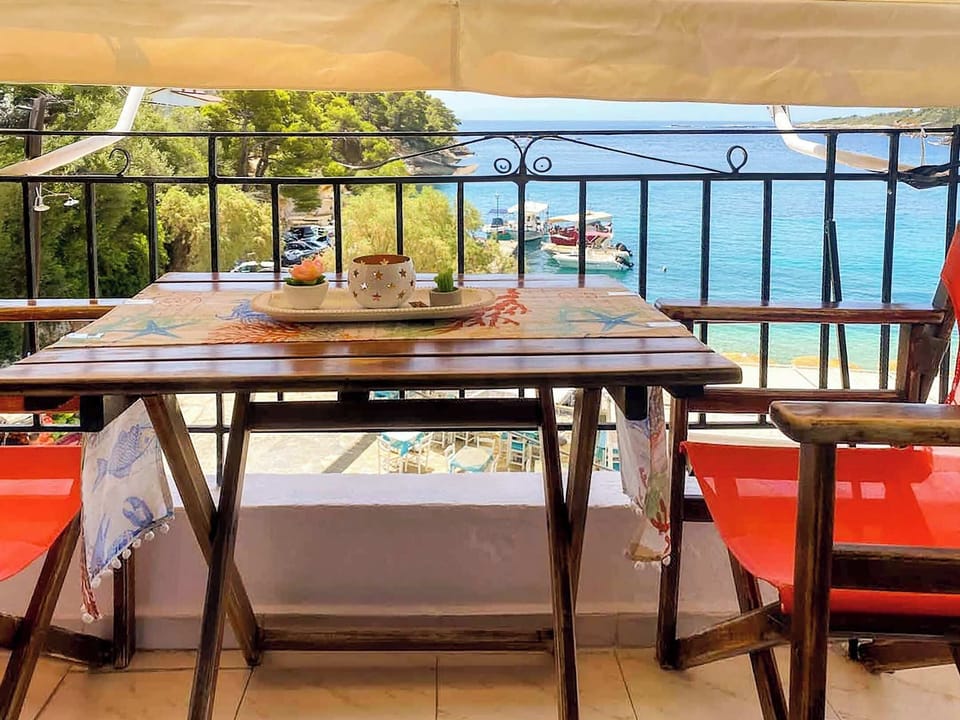 View from the Exterior – Balcony and Surroundings
Snapshot of the building exterior and sea-view balcony above the beach.