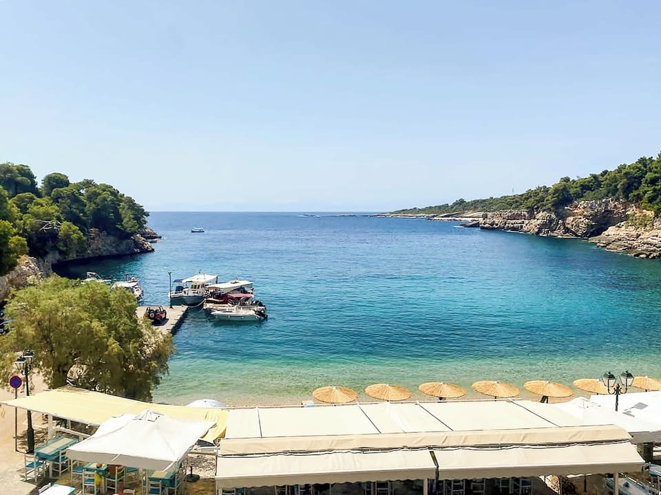 Panoramic Sea View – From Your Balcony
Captivating sea view over the harbor, ideal for sunsets and relaxing mornings.