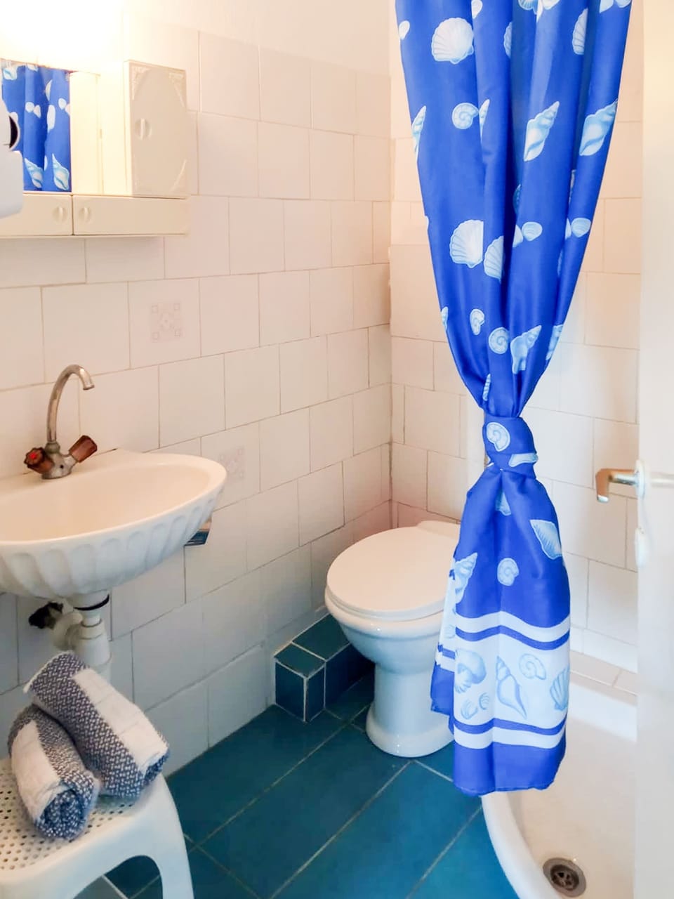 Bathroom with Shower – Colorful and Functional
Shower area with cheerful curtain, updated tiles, and all essential amenities.