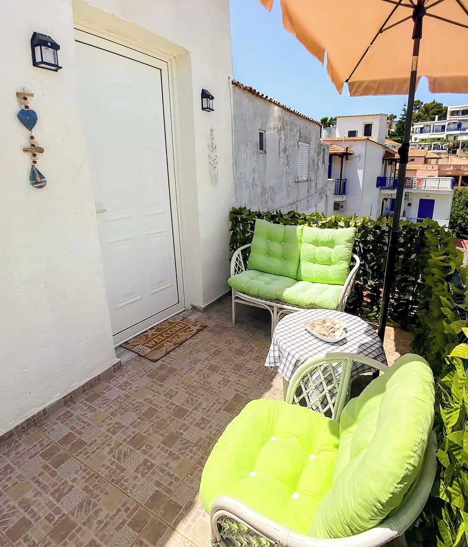 Outdoor Corner – Second Seating Area
Cozy outdoor space with chairs and privacy, ideal for relaxed lounging