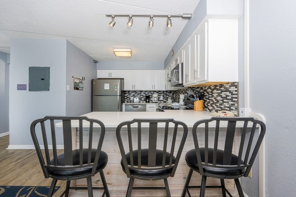 Condo, 1 Bedroom | Private kitchen | Fridge, oven, coffee/tea maker