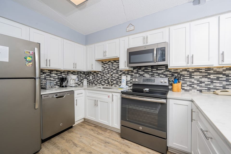 Condo, 1 Bedroom | Private kitchen | Fridge, oven, coffee/tea maker