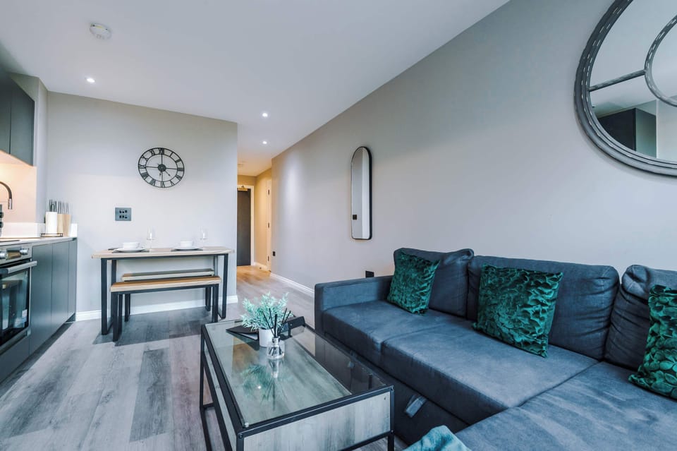 A bright, open space perfect for couples or small groups — dine, stream, cook, and enjoy the breeze 🛋️📺🍽️🌬️