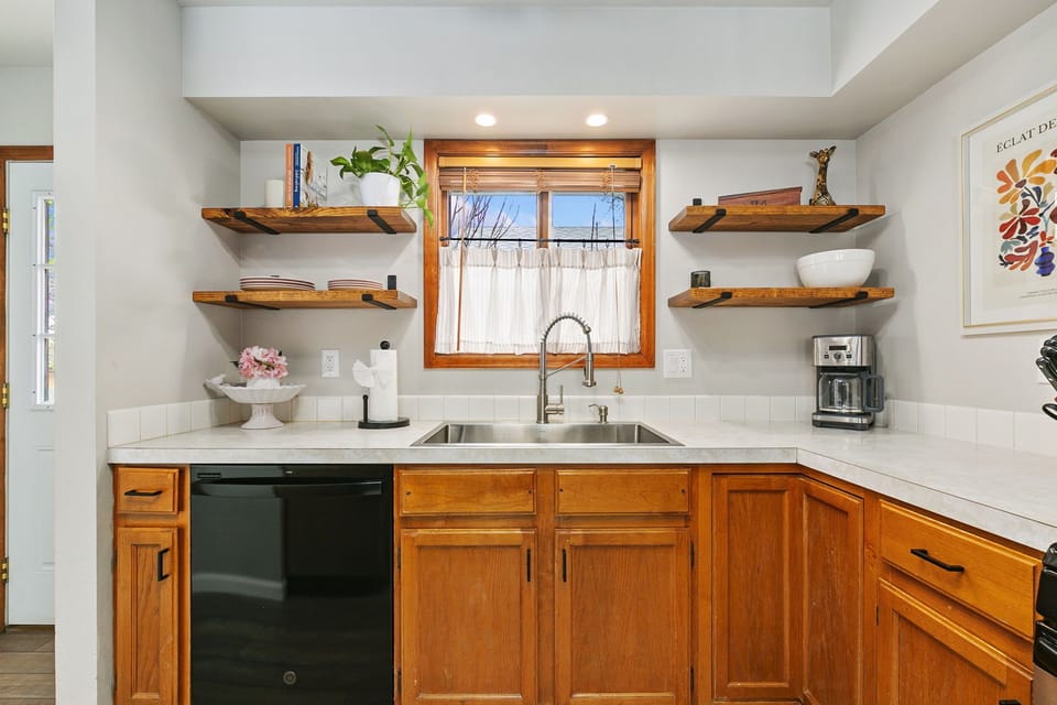 House, Multiple Beds, Kitchen, Garden View (620 East Magnolia St) | Interior