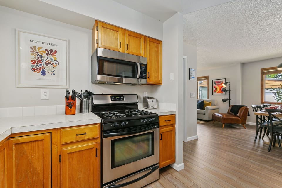 House, Multiple Beds, Kitchen, Garden View (620 East Magnolia St) | Private kitchen | Fridge, microwave, oven, stovetop