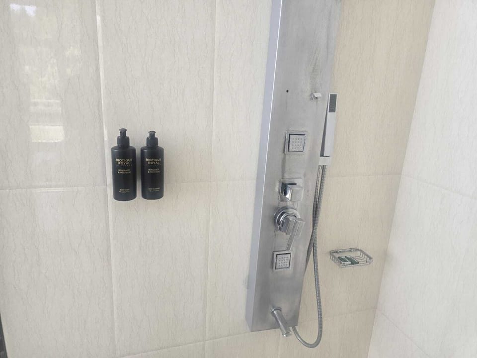 Executive Suite, Mountain View | Bathroom | Shower, slippers, towels, soap