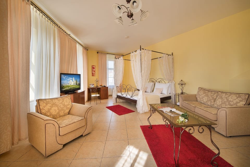 Standard Apartment | In-room safe, desk, free WiFi