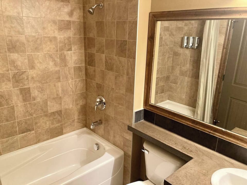 Master en suite shower/tub