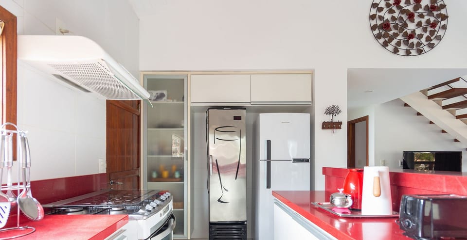 Deluxe Villa | Private kitchen | Fridge, microwave, oven, stovetop