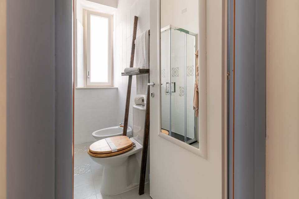 Deluxe Triple Room, Private Bathroom (Suite Apolo) | Bathroom
