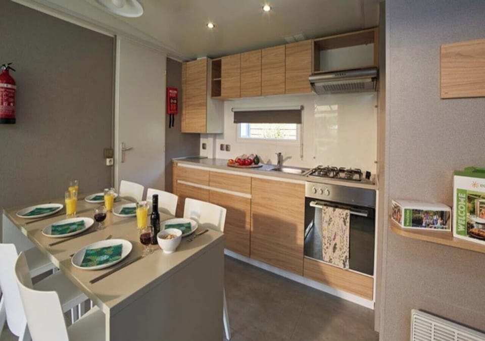Premium Mobile Home, 3 Bedrooms | Private kitchen
