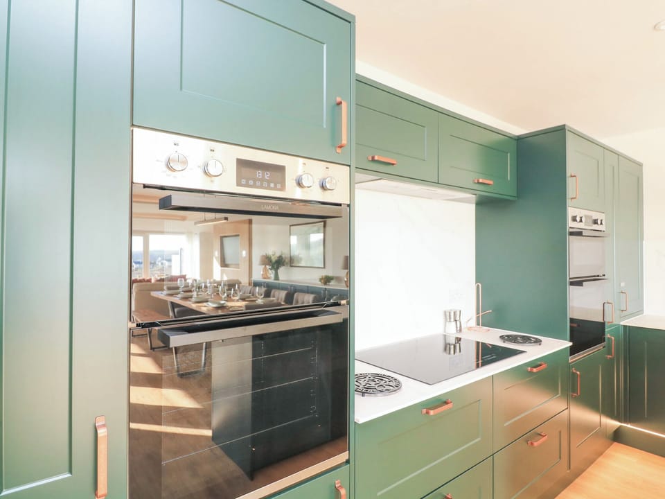 Fridge, microwave, dishwasher, cookware/dishes/utensils