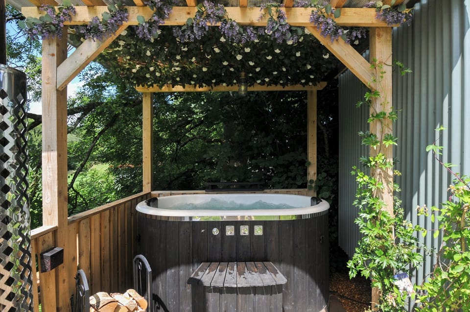 Cottage | Outdoor spa tub
