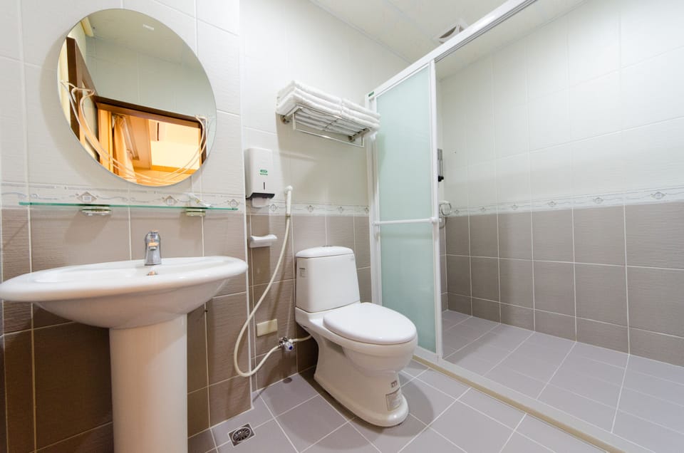 Family Room | Bathroom | Shower, free toiletries, hair dryer, slippers