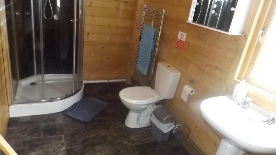Spacious 3 Bedroom Cabin at Avonvale Holiday Lodge Cabin in Wychavon District