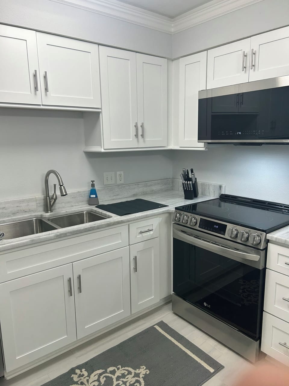 Fully equipped kitchen - new stainless steel appliances