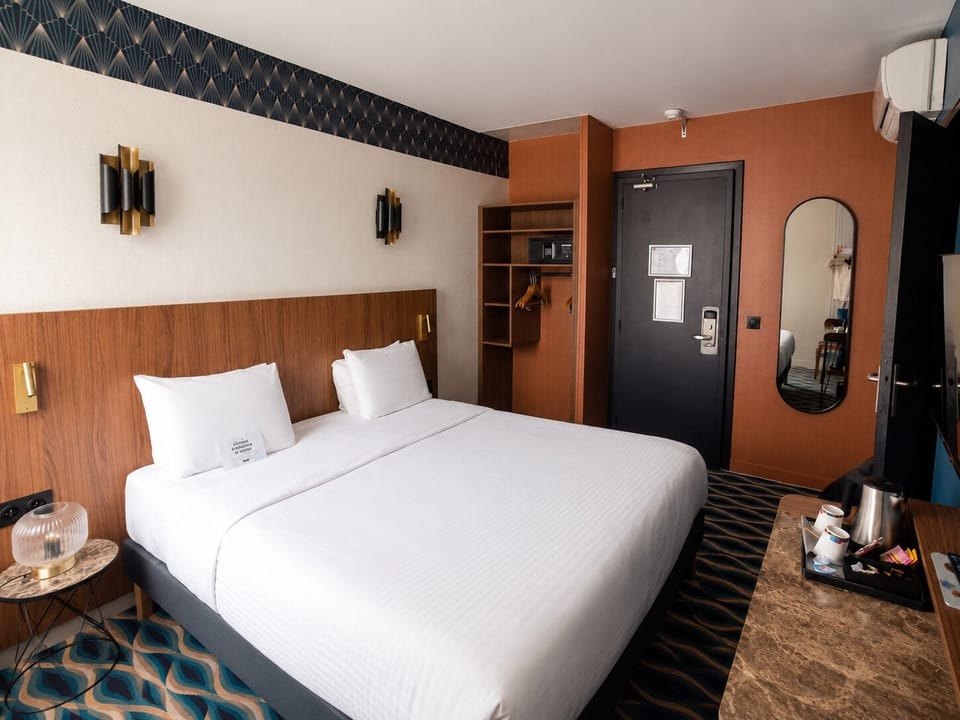 Standard Room, 1 Double Bed | In-room safe, individually furnished, desk, free WiFi