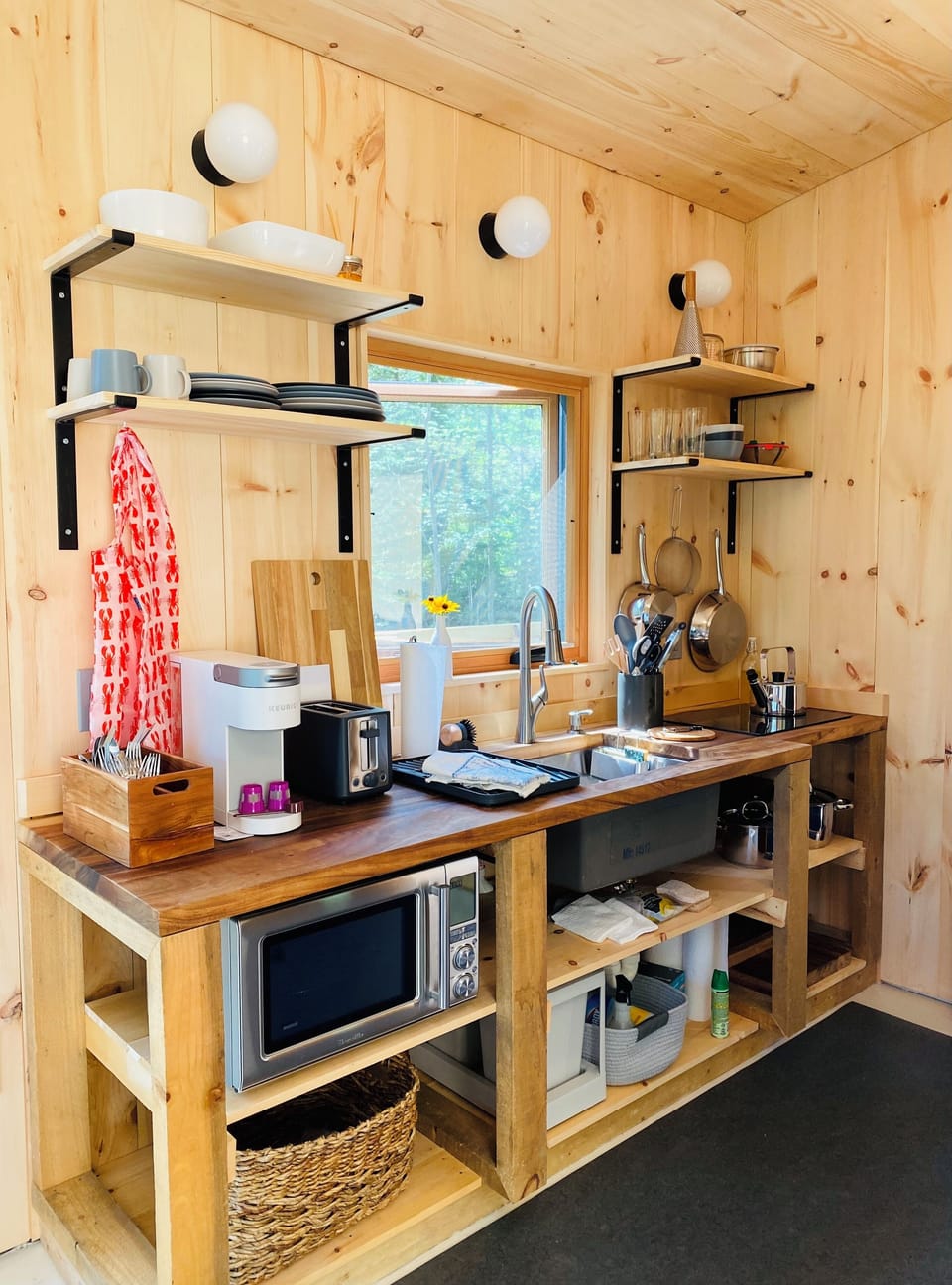 Kitchenette: induction cooktop, conv. mw, coffee maker, utensils, dinnerware.