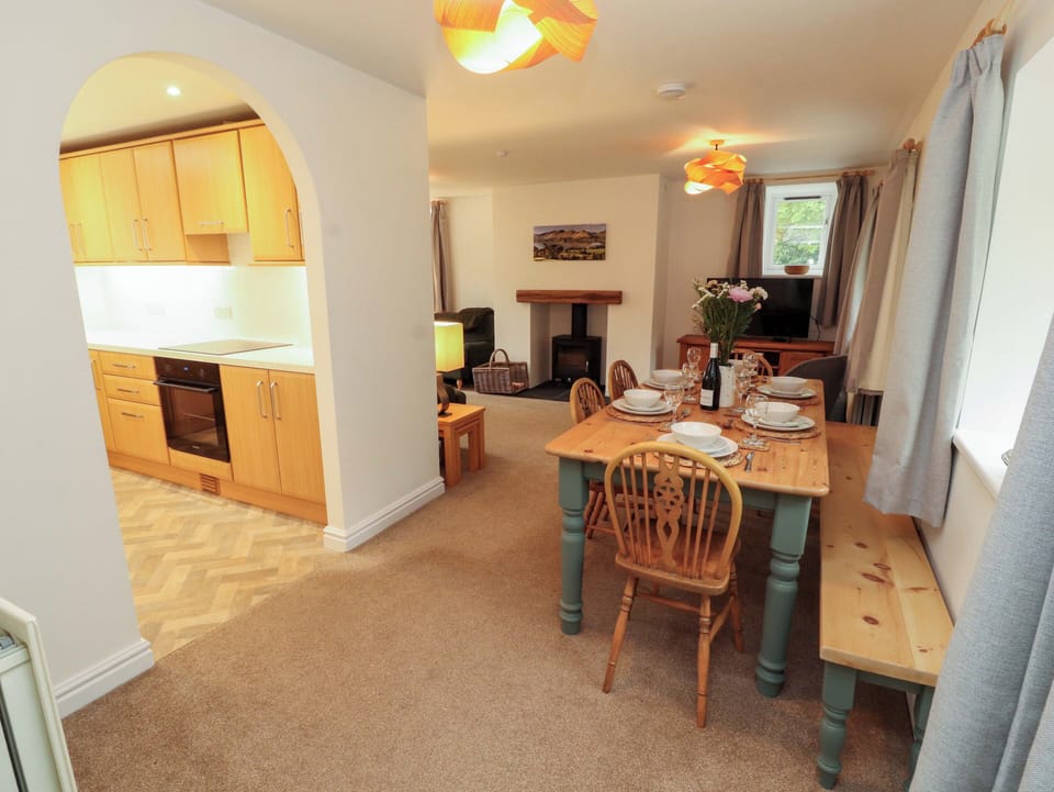 Cottage | Dining