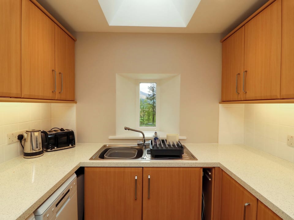 Cottage | Private kitchen | Fridge, microwave, dishwasher, cookware/dishes/utensils