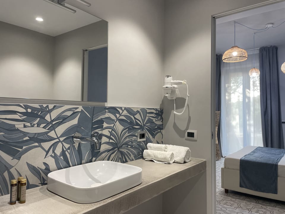 Superior Room, Garden View | Bathroom | Shower, hair dryer, bidet, towels