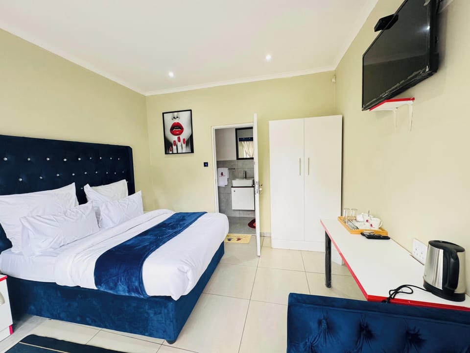 Deluxe Single Room | Laptop workspace, free WiFi