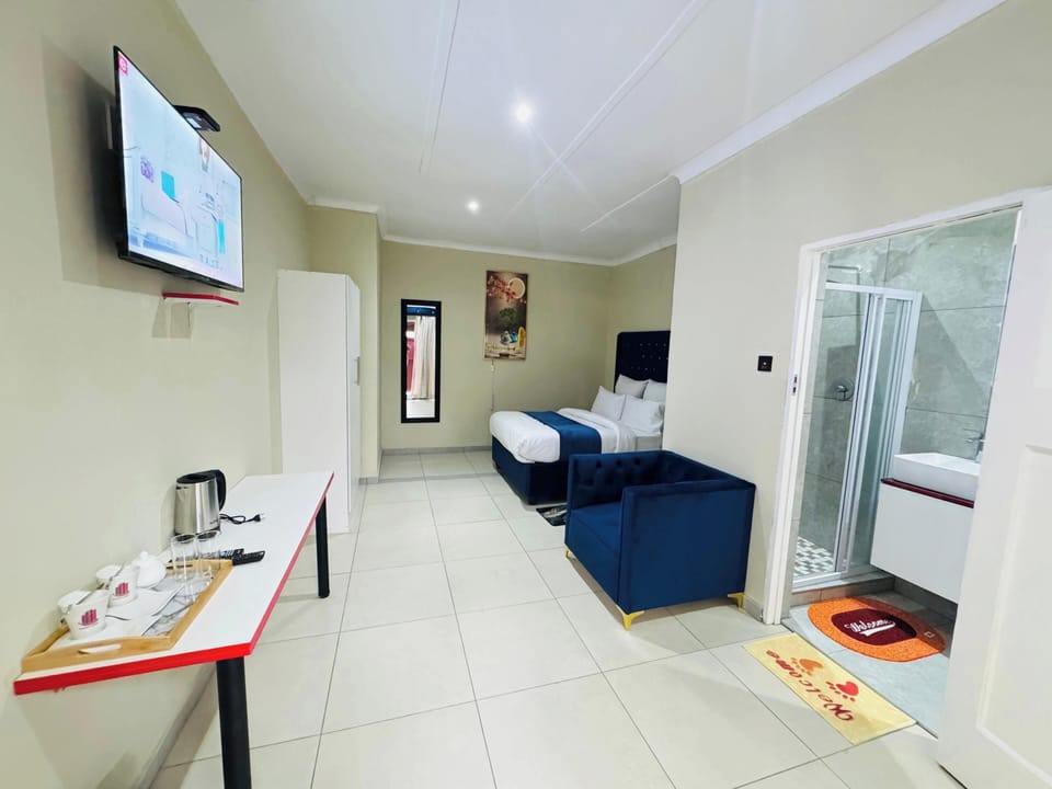 Deluxe Single Room | Laptop workspace, free WiFi