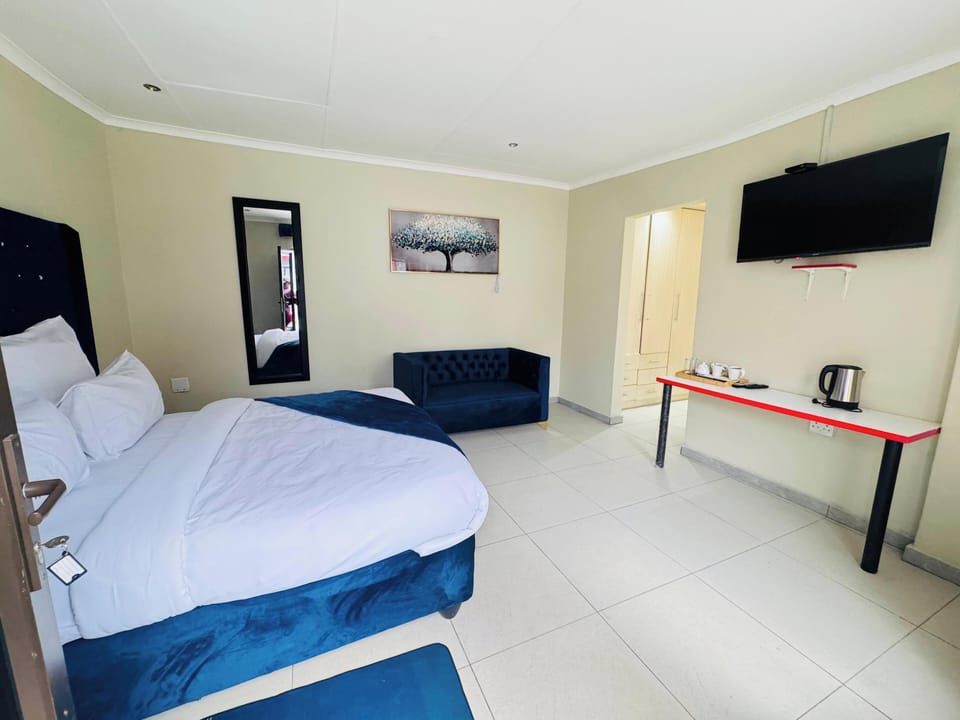 Luxury Double Room | Laptop workspace, free WiFi