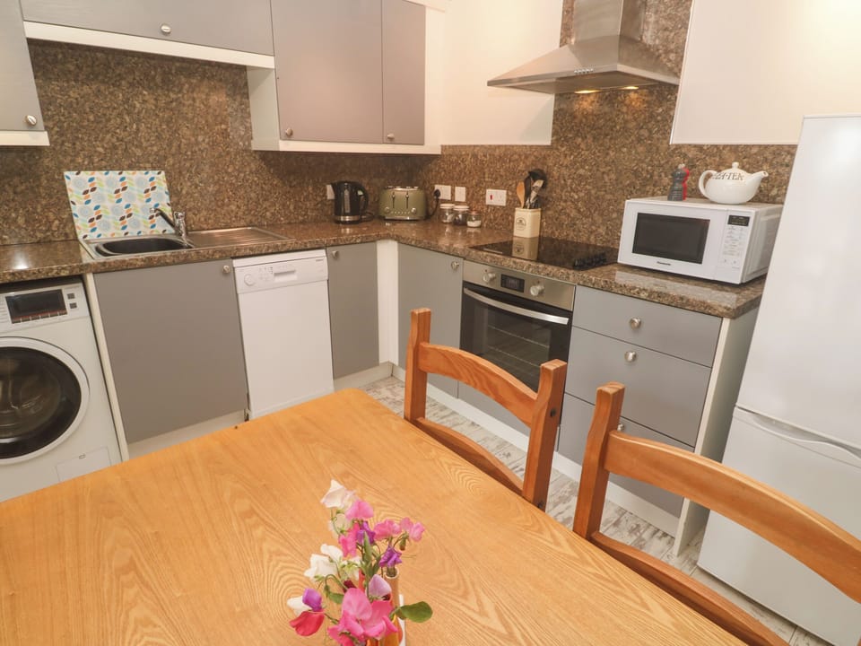 Cottage | Private kitchen | Fridge, microwave, dishwasher, cookware/dishes/utensils