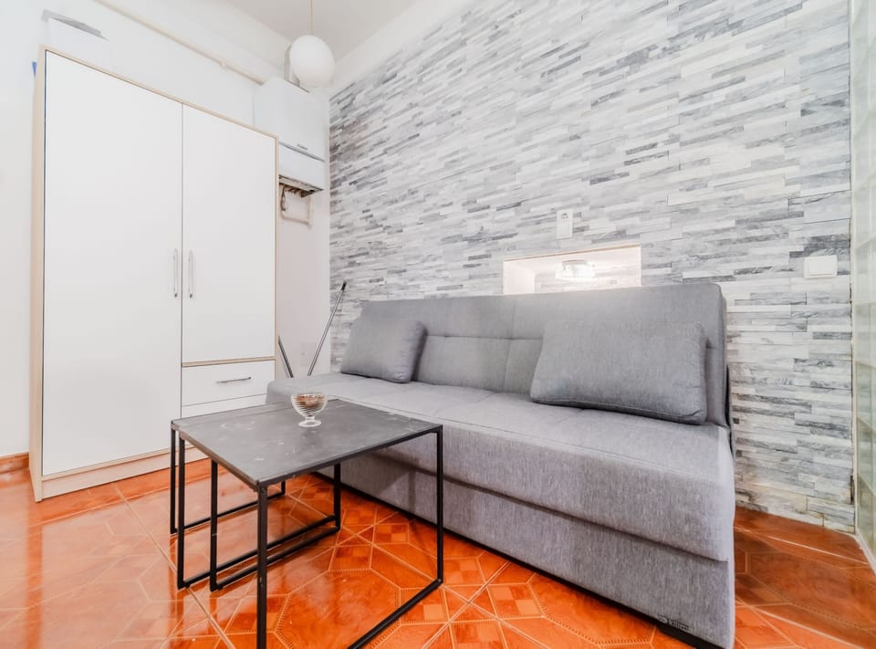 Apartment (Urban Nest Room) | Living room | 32-inch flat-screen TV with satellite channels
