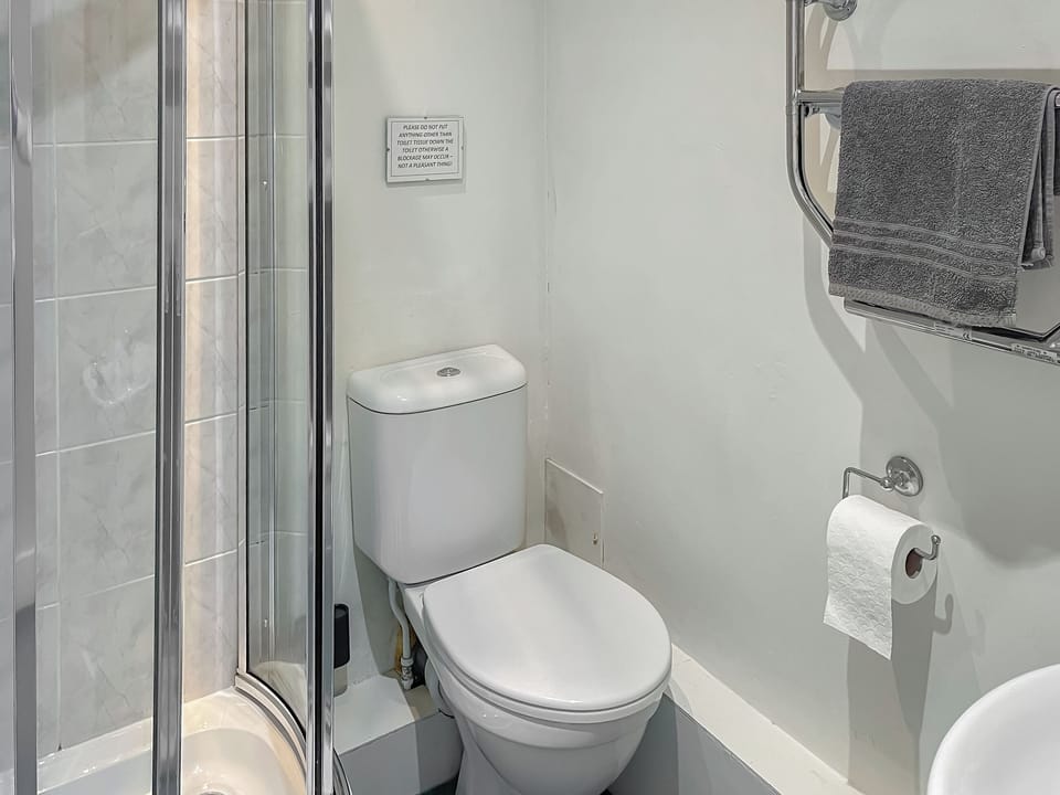 Shower room | Shepherd&rsquo;s Cottage - Elwick Farm Holiday Cottages, Belford