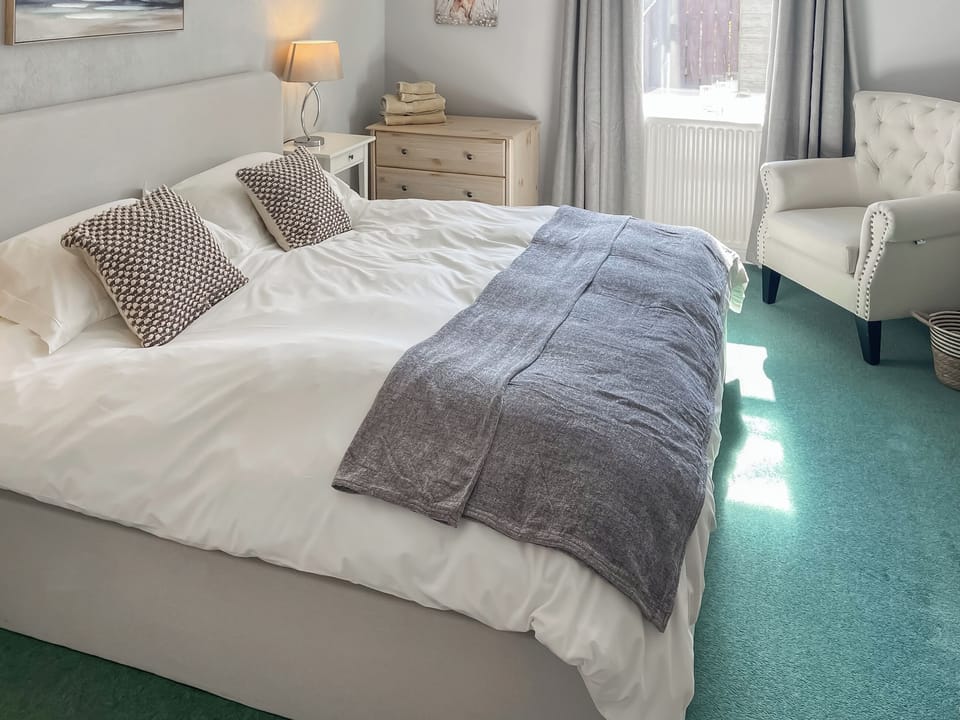Master bedroom - super king size bed | Shepherd&rsquo;s Cottage - Elwick Farm Holiday Cottages, Belford